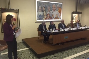 doktor Paulina Guzik prowadzi konferencję prasową w Watykanie